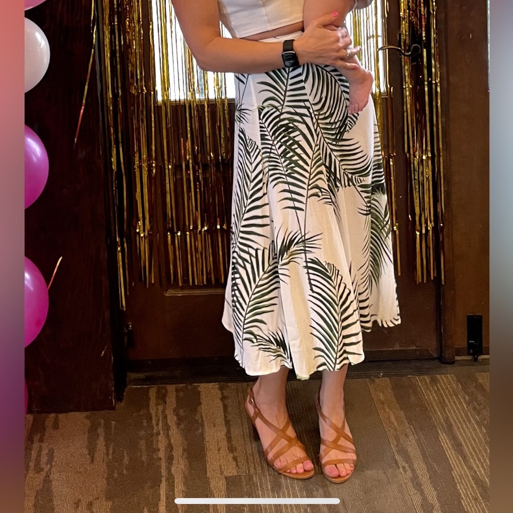 Midi skirt w/ slit. White, green palm print